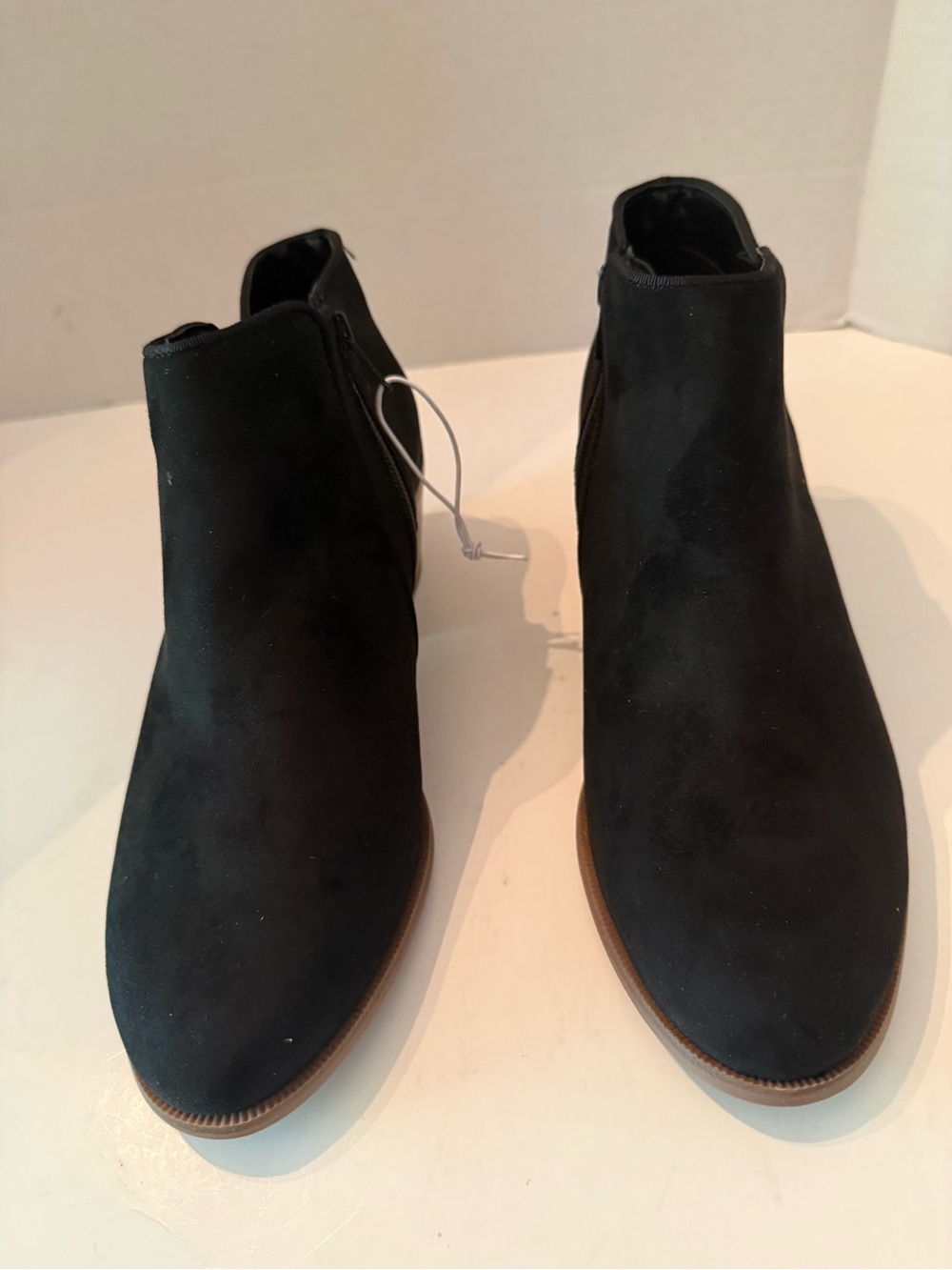 Amazon Essentials Black MicroSuede Ankle Heeled Boots Women’s 9 NEW